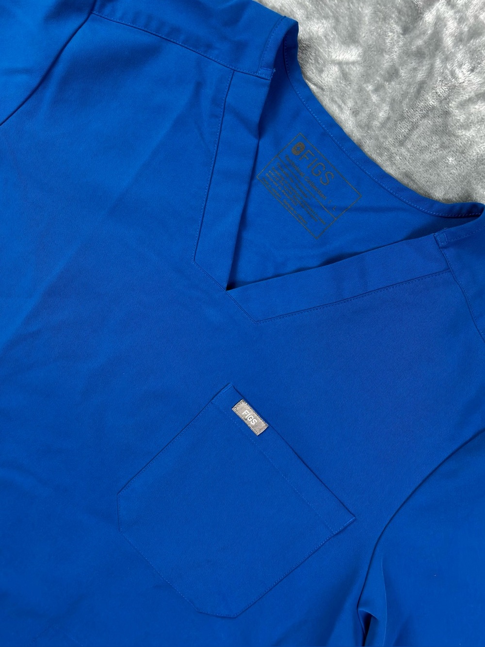 Figs Chisec Three-Pocket Scrub Top Size Large Royal Blue TM3000 Medical Uniform